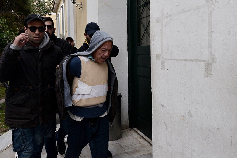 Νεα επεισόδια στα δικαστήρια! Γονείς και πολίτες λίντσαραν τον δολοφόνο της Δώρας:«Αλήτη! Δολοφόνε! Θα σε κάνουμε κομμάτια! Δεν θα ζήσεις!» (βίντεο)
